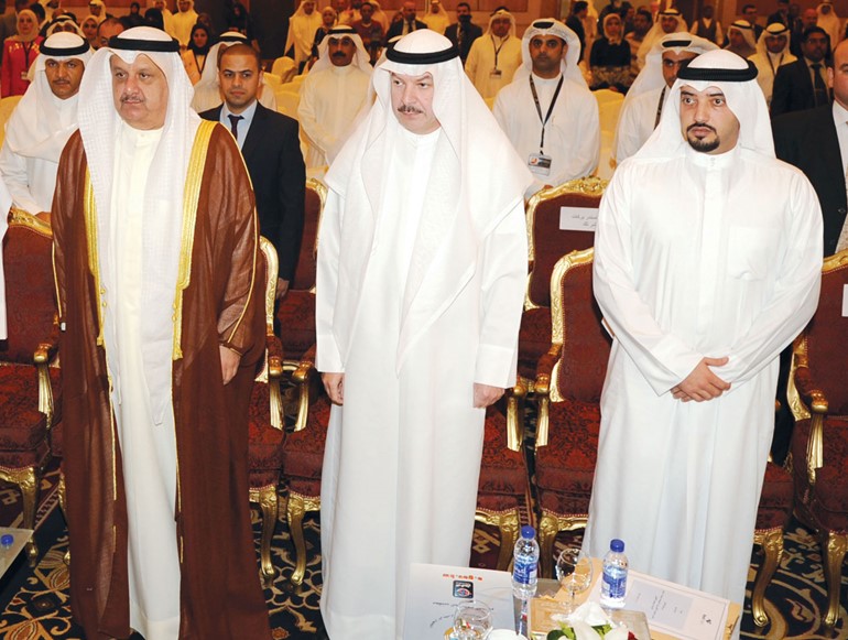 وزير المواصلات عيسى الكندري والمدير العام للجهاز المركزي لتكنولوجيا المعلومات عبداللطيف السريع ومدير عام شركة نوف اكسبو مرزوق خالد المرزوق خلال افتتاح المنتدى امس الاول فريال حماد