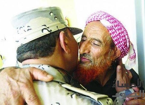 صورة وداع حار من مخالف لرجل أمن سعودي امتناناً لحسن المعاملة والرعاية
