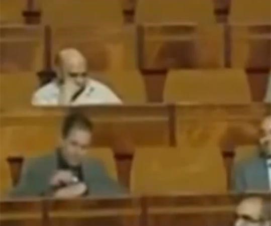 بالفيديو .. نائب في برلمان عربي يشم هيروين علناً في الجلسة!!