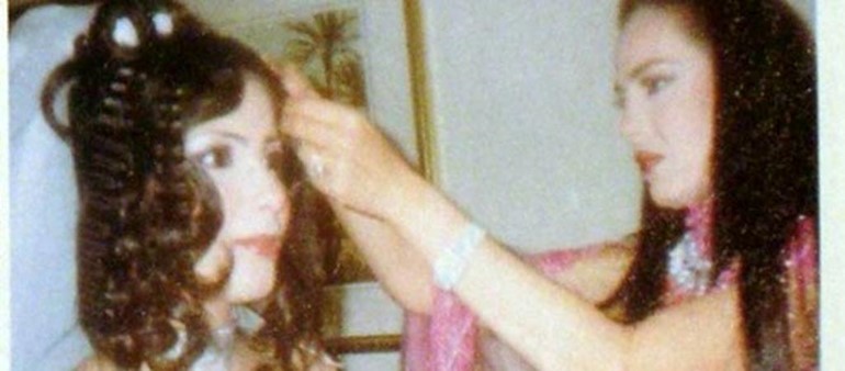 صور نادرة لـ «شريهان» وهي تساعد العروس «منى زكي» في زفافها