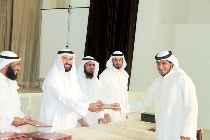 النائب دعلي العمير مكرما احد المتفوقين﻿