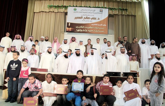 العمير والعيسى يتوسطان الطلبة المتفوقين خلال الاحتفال﻿