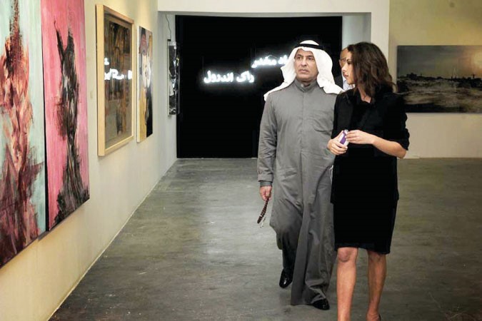 الشيخ مبارك الصباح يستمع الى شرح عن الاعمال المشاركة من الشيخة لولو الصباح