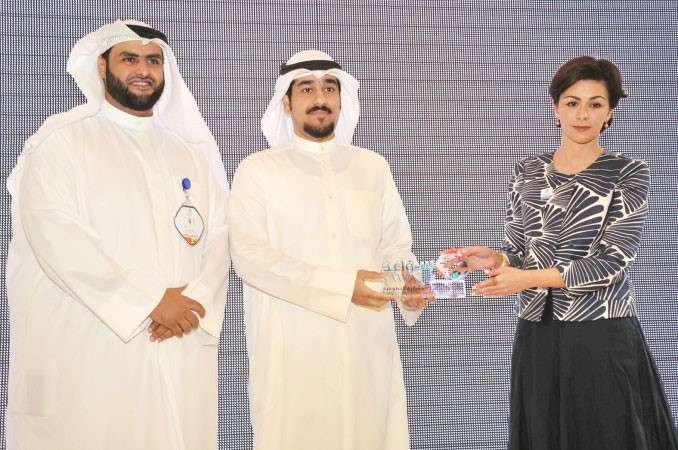 الشيخة الزين الصباح تكرم احد المشاركين ﻿