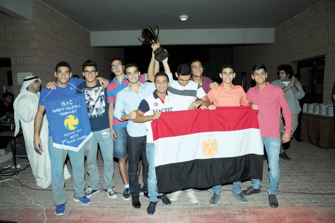 طلاب مدرسة شوتز الاميركية في مصر ابطال الدورة ﻿