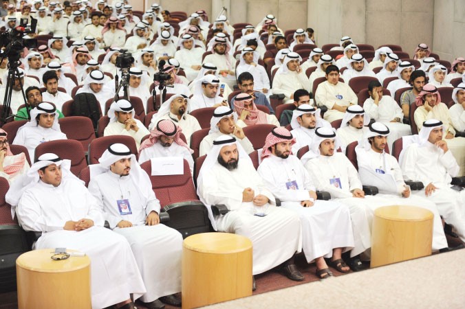 النائب السابق د وليد الطبطبائي في مقدمة الحضور﻿