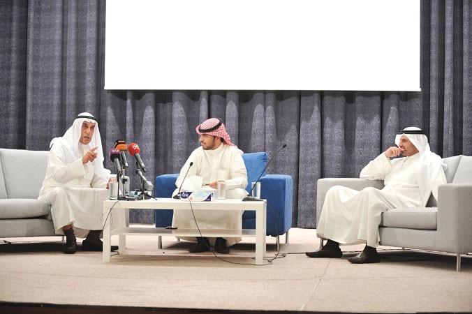 النائب السابق احمد السعدون والمحامي فيصل اليحيى خلال الندوة	سعود سالم﻿