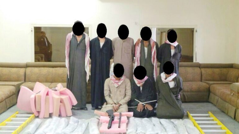 المتهمون وامامهم المضبوطات