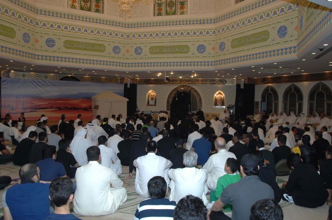 حضور كبير داخل حسينية الاوحد يستمعون الى الدرس