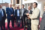 تسليم المفتاح لاحد الملاك بحضور السفير الكويتي ناصر المطيري وبجواره وزير التخطيط ورئيس بلدية الاليجا﻿