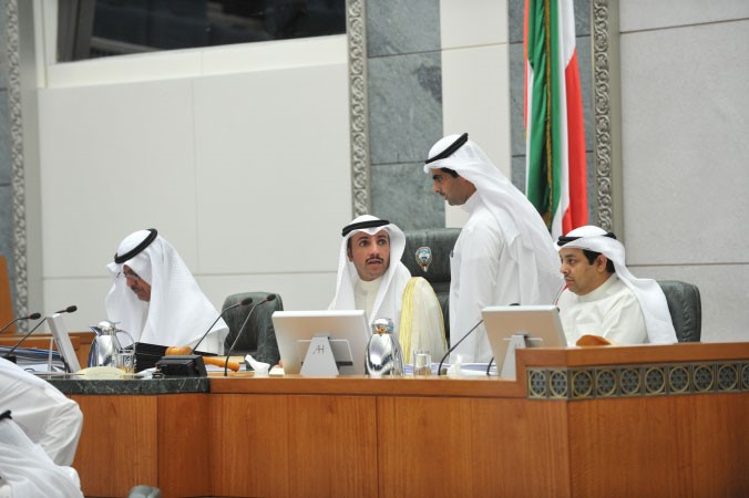 رئيس مجلس الامةمرزوق الغانم ونائبه مبارك الخرينج وامين السر يعقوب الصانع ومعهم رياض العدساني على المنصة متين غوزال
