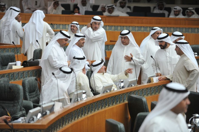 النواب يحيطون بصالح عاشور اثناء سير الجلسة