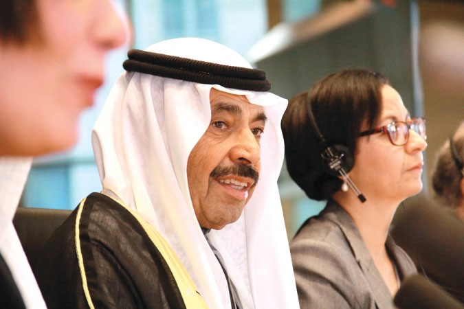 عبدالعزيز سعود البابطين يتابع الجلسة