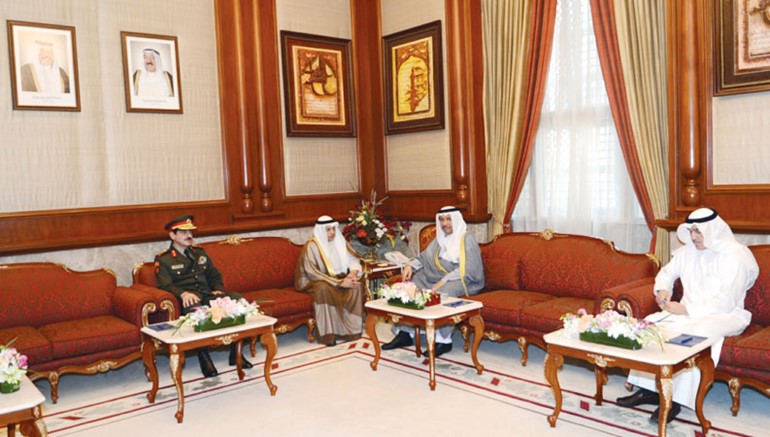 سمو الشيخ جابر المبارك مستقبلا الشيخ خالد الجراح والفريق الركن عبدالرحمن العثمان