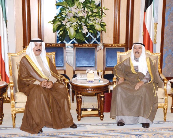 صاحب السمو الامير الشيخ صباح الاحمد مستقبلا الشيخ جابر العبد الله 
