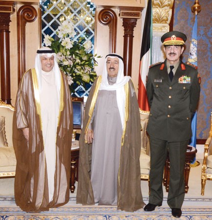 صاحب السمو الامير خلال استقباله الشيخ خالد الجراح والفريق الركن عبدالرحمن العثمان 
