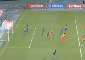بالفيديو.. حارس ياباني يتسبب بهدف "كوميدي" بمرماه
