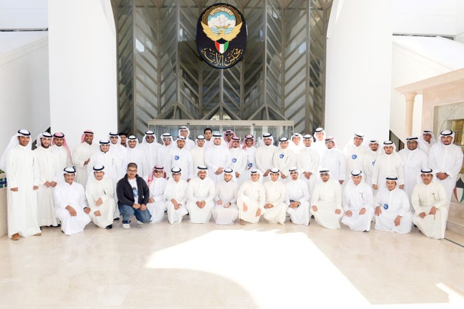 الطلبة امام مبنى مجلس الامة﻿