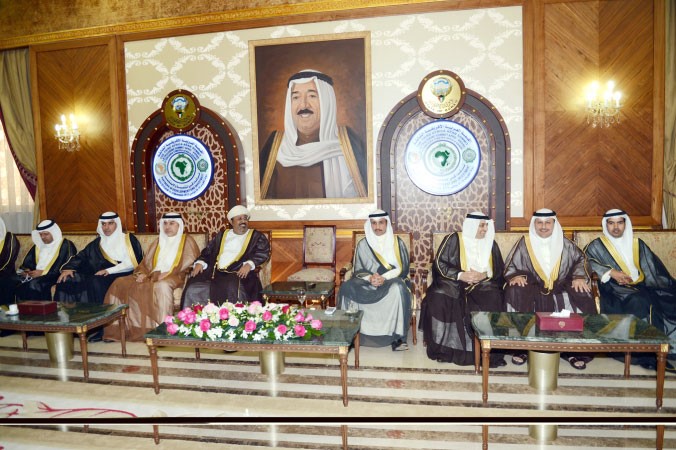 رئيس مجلس الامة مرزوق الغانم مغادرا الى سلطنة عمان لتعزية نظيره في مجلس الشورى العماني ويرافقه النواب د علي العمير وفيصل الكندري وعبد الله التميمي وسيف العازمي وماضي الهاجري وطلال الجلال ويعقوب الصانع
