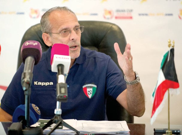 مدرب الازرق جورفان فييرا يتحدث لوسائل الاعلام 	الازرقكوم﻿
