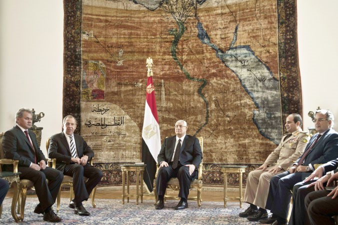 الرئيس المصري المستشار عدلي منصور ووزير الدفاع الفريق عبدالفتاح السيسي ووزير الخارجية نبيل فهمي يجتمعون
بوزير الخارجية الروسي سيرغي لافروف ووزير الدفاع الروسي سيرغي شويغو في القاهرة امس افپ