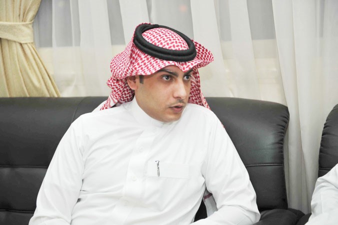 رئيس الفريق السعودي عيسى العنزي متحدثا للصحافيين
﻿