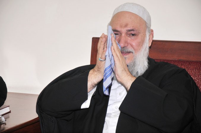 شيخ اجهش بالبكاء لدى متابعته قصة الاستشهاد﻿