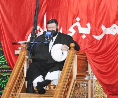 بكاء وتاثر من خطيب الحسينية الكربلائية خلال الخطبة