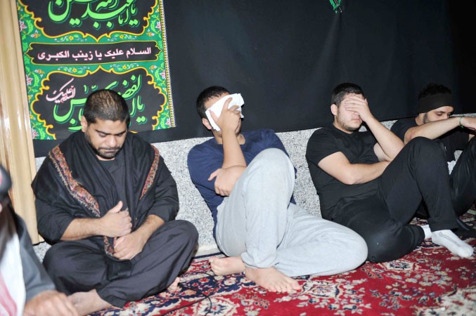 مجموعة من الشباب يتابعون الخطبة﻿