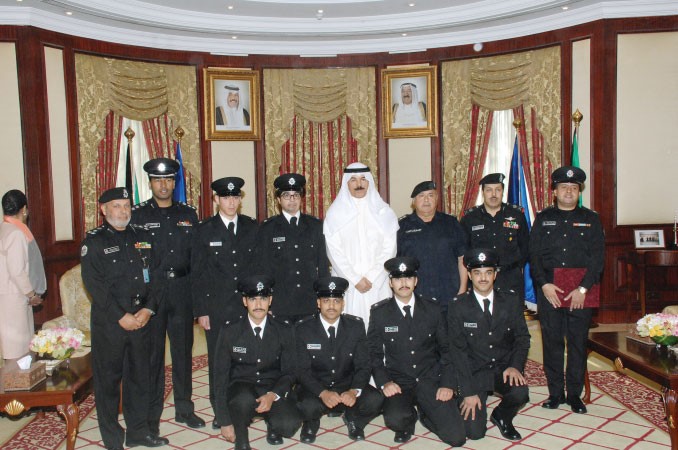 الشيخ محمد الخالد وقيادات الاكاديمية يتوسطون الخريجين﻿