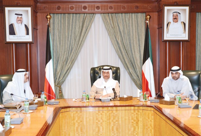 سمو رئيس الوزراء الشيخ جابر المبارك والشيخ سلمان الحمود والشيخ محمد العبدالله خلال اللقاء﻿