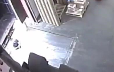 بالفيديو.. شخص كاد ينقطع لنصفين بسبب رجوع شاحنه عليه