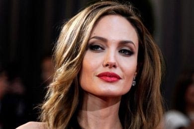 بالصور.. خبيرة تجميل كويتية تحول شابة لأنجلينا جولي