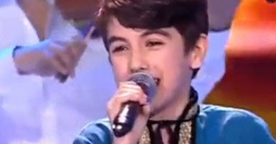 بالفيديو.. طفل روماني يبهر العرب بأغنية "العالم الله" لعمرو دياب