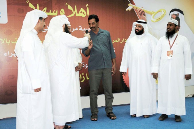 اشهار اسلام مهتد خلال الحفل 