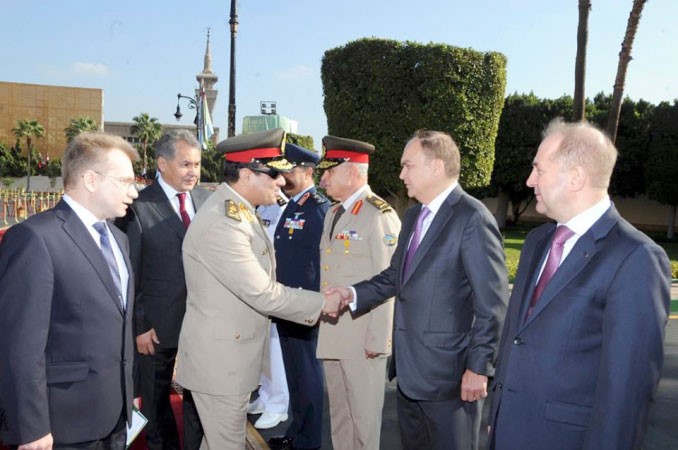 وزير الدفاع المصري الفريق اول عبد الفتاح السيسي يصافح عضوا في وفد وزير الدفاع الروسي سيرغي شويغو امس الاول 	رويترز﻿