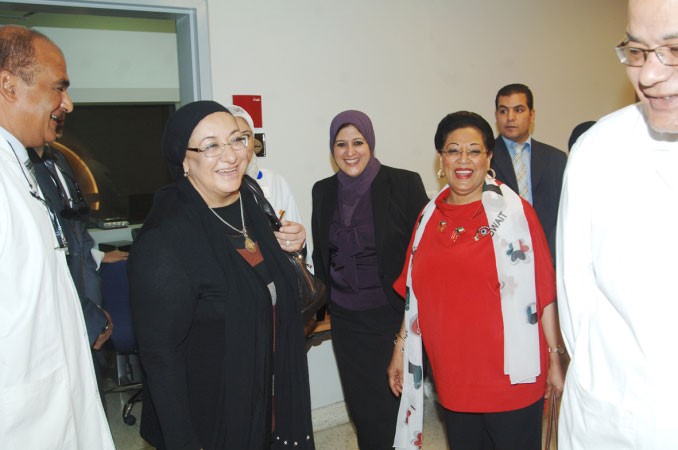 عائشة اليحيى مع وزيرة الصحة المصرية وجولة في اجنحة المستشفى
