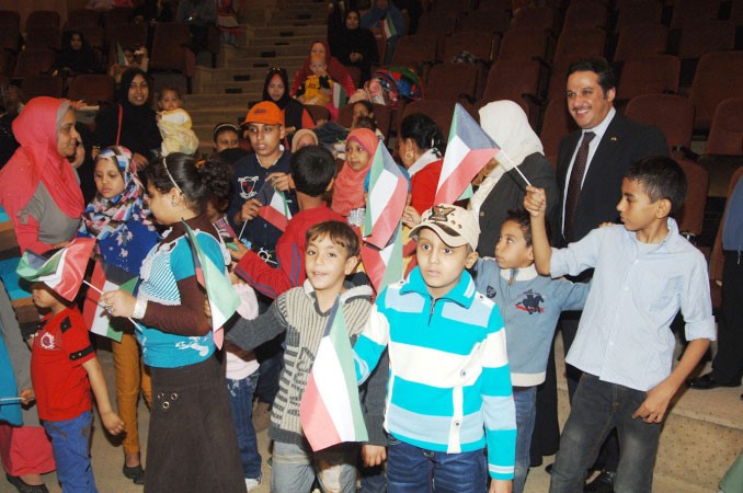 صورة جماعية مع الاطفال