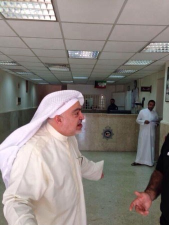 النائب خليل الصالح في مخفر الرميثية غاضبا من ازالة اكشاك وخيم الحسينيات