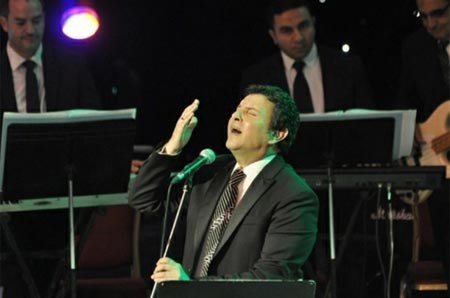 هاني شاكر يبكي ابنته والجمهور يواسيه
