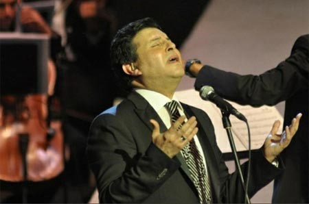 هاني شاكر يبكي ابنته والجمهور يواسيه