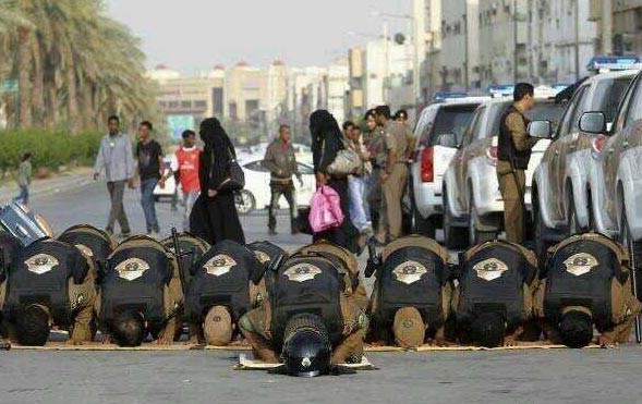مغردون يتناقلون "صورة" لرجال الأمن السعوديون يؤدون الصلاة أثناء مكافحتهم أحداث "منفوحة"