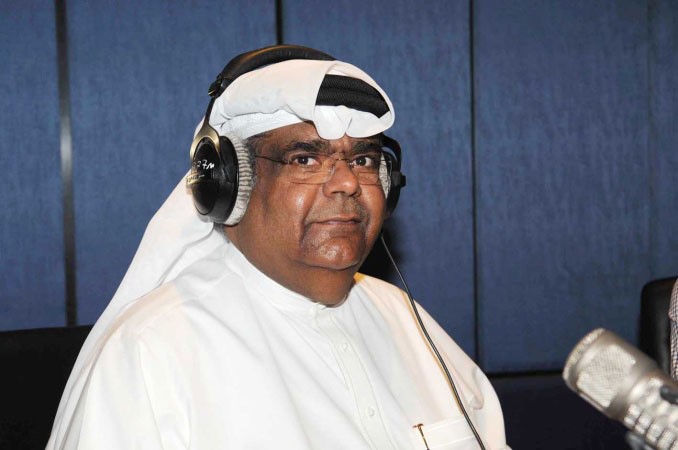 شيخ الملحنين انور عبدالله اثناء تلقيه اتصالات المستمعين﻿