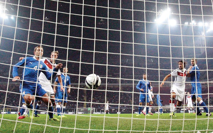 راسية لاعب المانيا ماتس هولمز تهز شباك حارس مرمى ايطاليا بوفون	 رويترز﻿