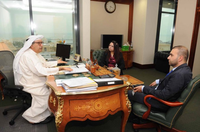 علي الموسى خلال مقابلته ويبدو الزميل احمد بومرعي سكرتير تحرير قسم الاقتصاد والزميلة منى الدغيمي 
