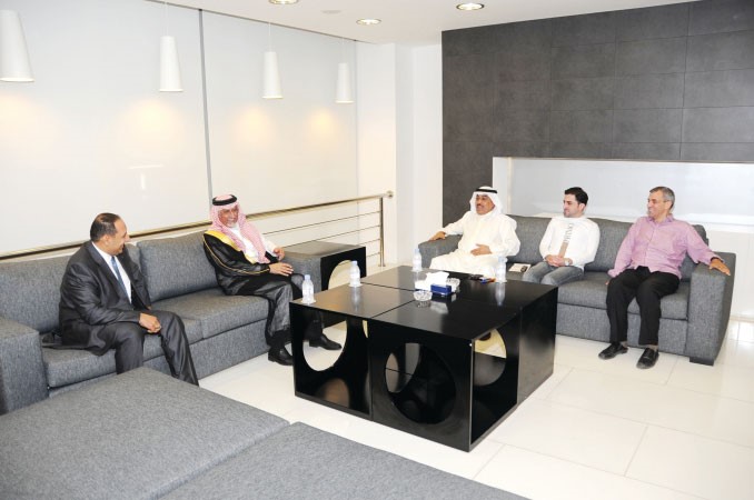 المستشار الخاص لرئيس الهيئة العامة للسياحة والاثار بالسعودية عبدالله ال الشيخ لدى زيارته الى الانباء وفي استقباله الزملاء نائب رئيس التحرير عدنان الراشد ومدير التحرير محمد الحسيني ونائب مدير التحرير عاطف غزال واسامة ابوالسعودهاني الشمري