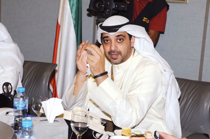 الشيخ محمد العبدالله خلال المؤتمر الصحافي قاسم باشا