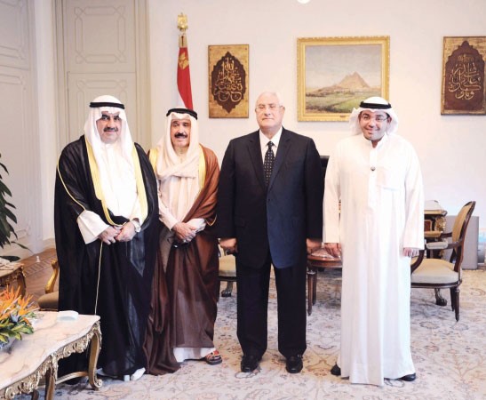 الرئيس المصري عدلي منصور مستقبلا رئيس التحرير الزميل يوسف خالد المرزوق والزميلين احمد الجارالله واحمد اسماعيل بهبهاني﻿