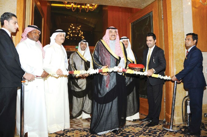 الشيخ صباح الخالد مفتتحا المركز الاعلامي للقمة العربيةالافريقية ويبدو الشيخ سلمان الحمود والشيخ محمد العبدالله﻿