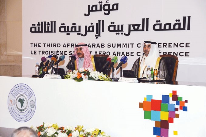 الشيخ صباح الخالد والشيخ محمد العبدالله خلال المؤتمر الصحافي ﻿